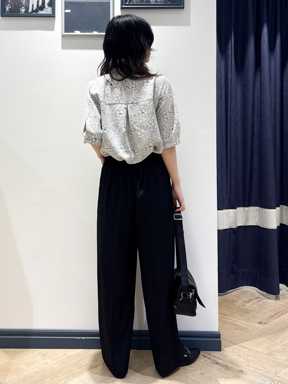 ホワイト系のシャツ/ブラウス、ブラック系のその他パンツ、ブラック系のショルダーバッグを着用したレディースの夏コーディネートの3枚目の写真