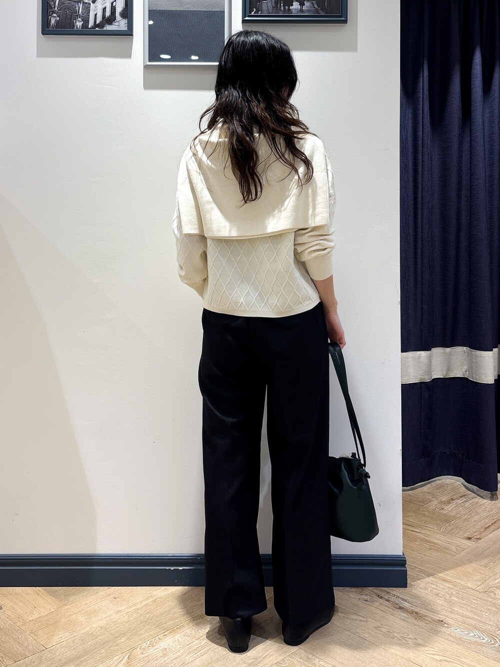 ホワイト系のカーディガン/ボレロ、ホワイト系のニット/セーター、ブラック系のその他パンツを着用したレディースの秋コーディネートの3枚目の写真