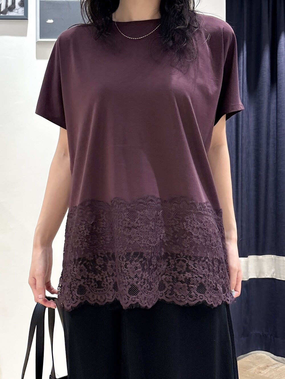 ブラウン系のTシャツ/カットソー、ブラック系のスカート、ブラック系のトートバッグを着用したレディースの夏コーディネートの4枚目の写真
