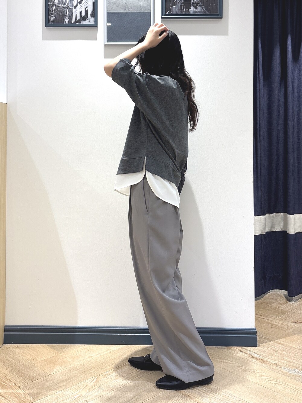 グレー系のその他パンツ、グレー系のショルダーバッグ、シルバー系のネックレスを着用したレディースの夏コーディネートの2枚目の写真
