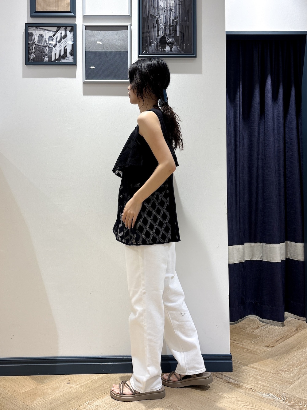 ブラック系のタンクトップ、ブラック系のタンクトップ、ホワイト系のデニムパンツを着用したレディースの夏コーディネートの2枚目の写真