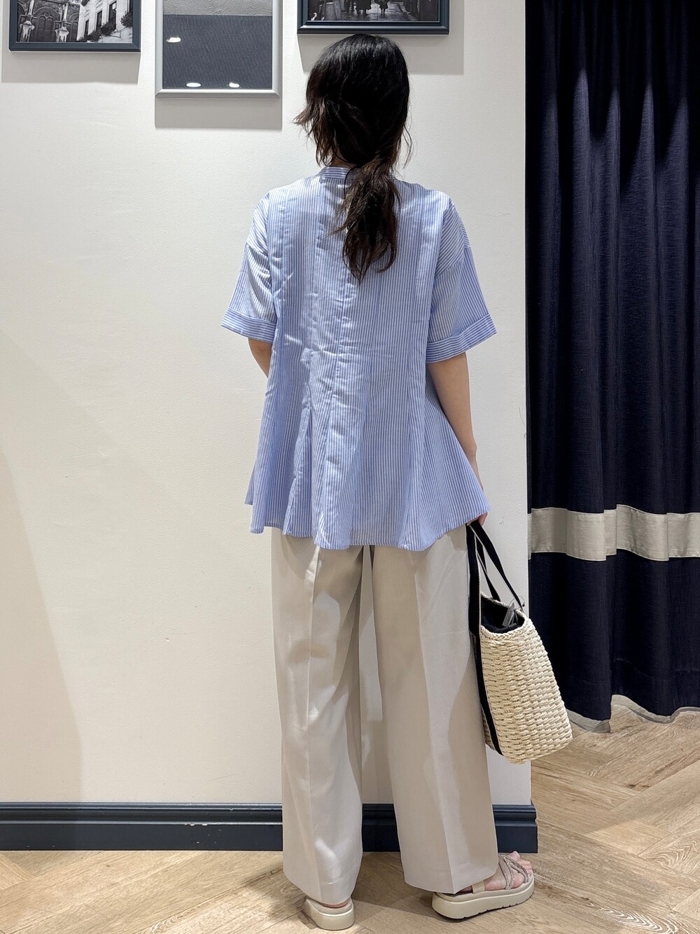 ブルー系のシャツ/ブラウス、ベージュ系のその他パンツ、ホワイト系のトートバッグを着用したレディースの夏コーディネートの3枚目の写真