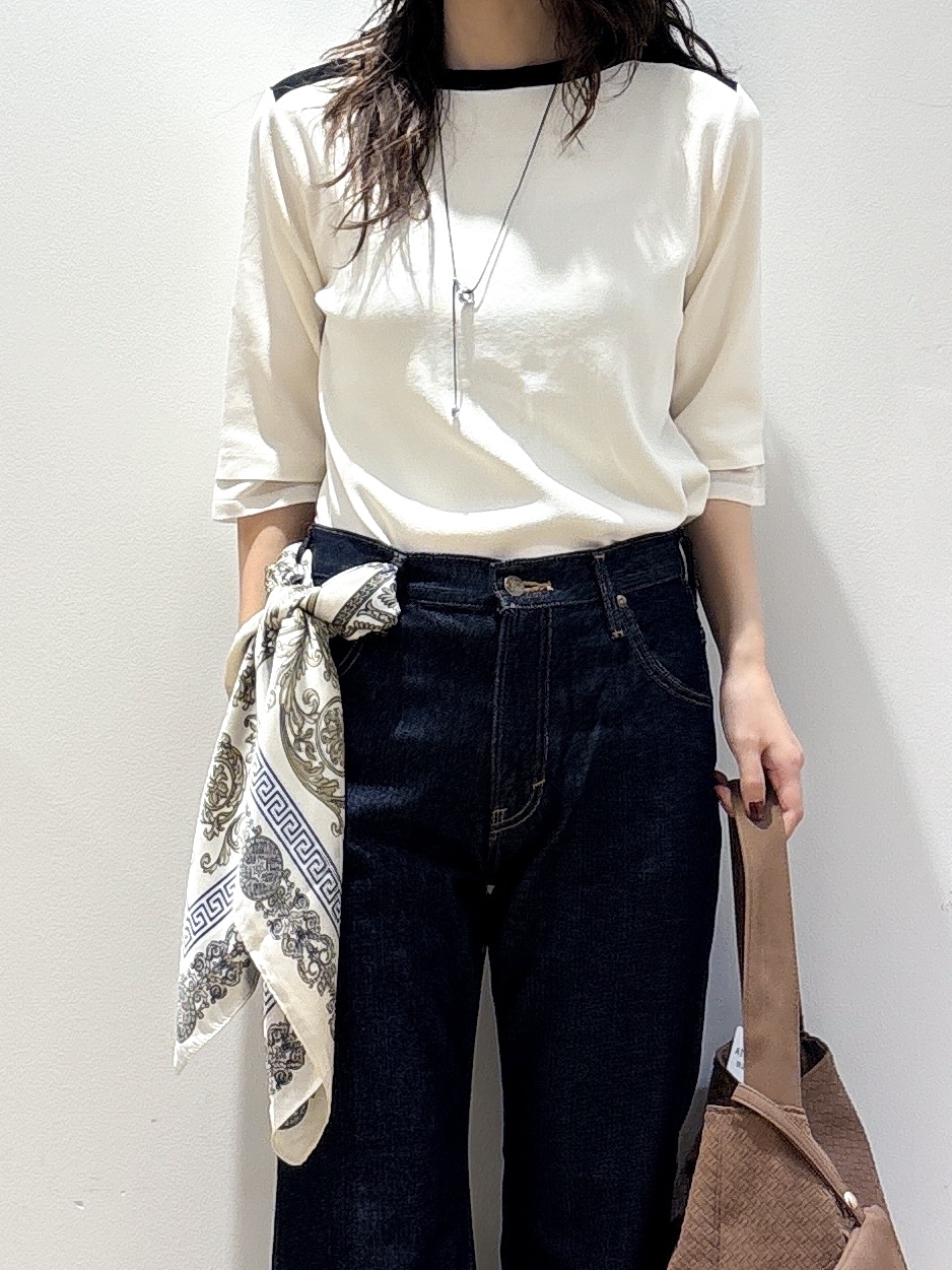 ホワイト系のニット/セーター、ブルー系のデニムパンツ、イエロー系のショルダーバッグを着用したレディースの秋コーディネートの4枚目の写真