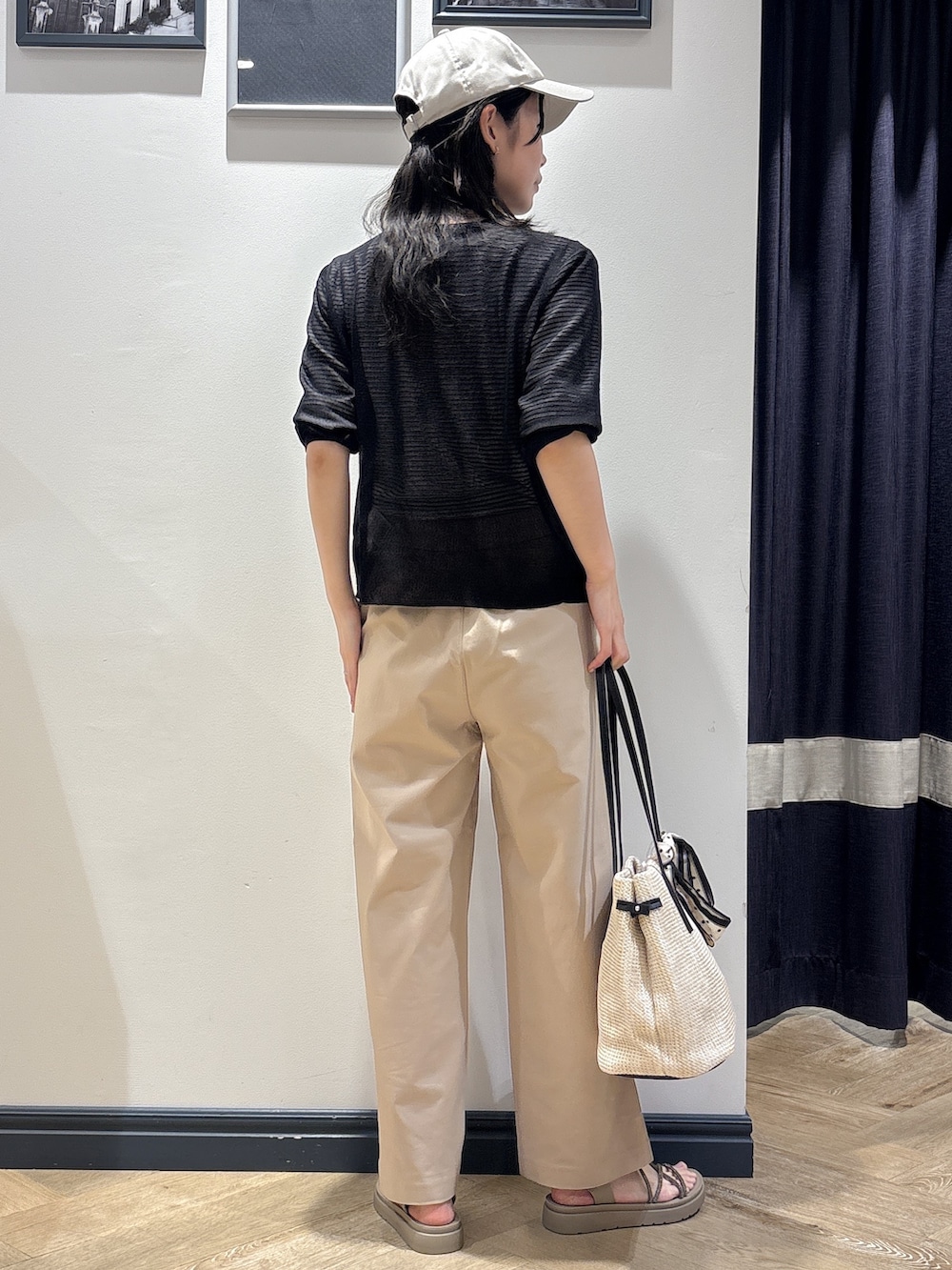 ブラック系のカーディガン/ボレロ、ホワイト系のTシャツ/カットソー、ベージュ系のその他パンツを着用したレディースの春コーディネートの3枚目の写真
