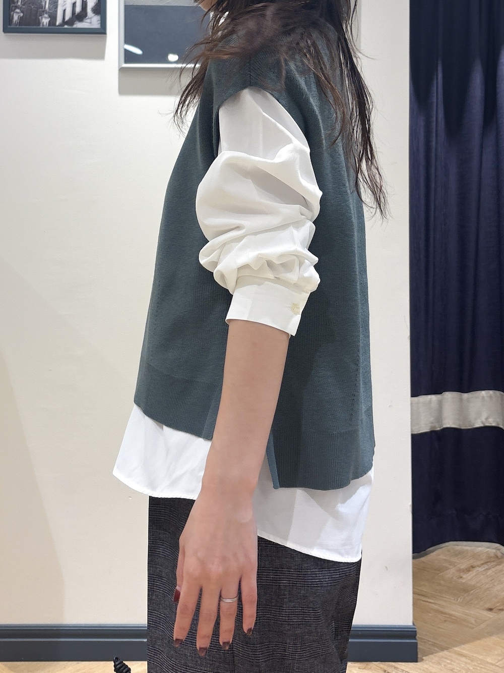 グリーン系のその他トップス、ブラック系のその他パンツ、ブラック系のショルダーバッグを着用したレディースの秋コーディネートの5枚目の写真
