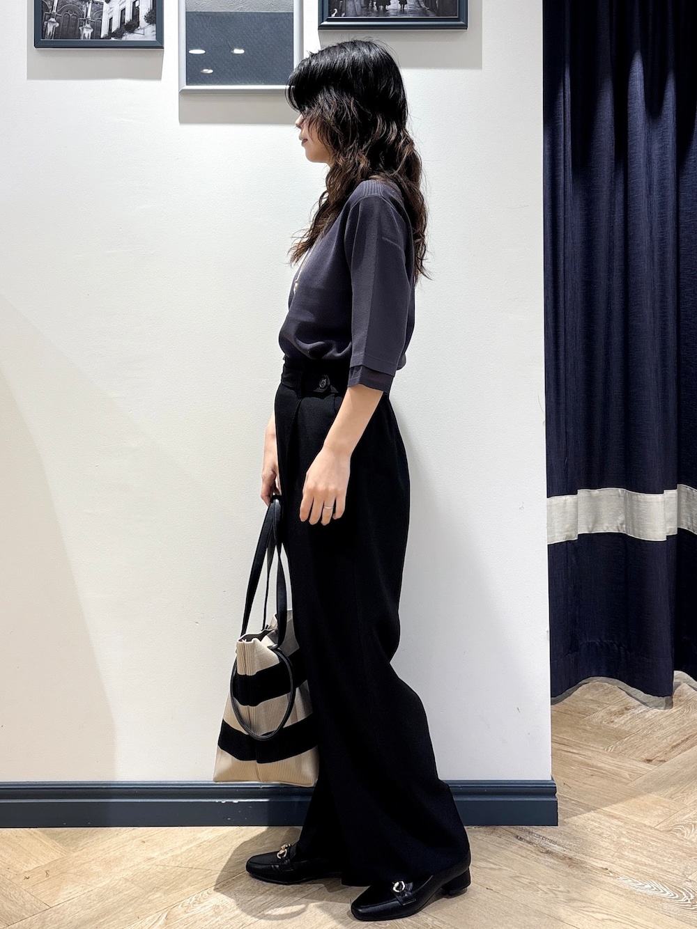 グレー系のニット/セーター、ブラック系のその他パンツ、ブラック系のトートバッグを着用したレディースの秋コーディネートの2枚目の写真