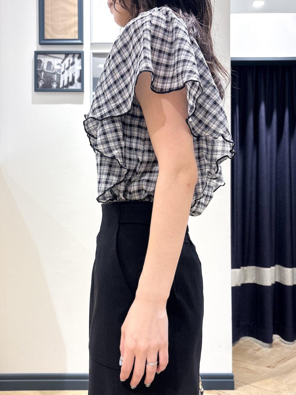 ブラック系のシャツ/ブラウス、ブラック系のスカート、シルバー系のショルダーバッグを着用したレディースの夏コーディネートの5枚目の写真