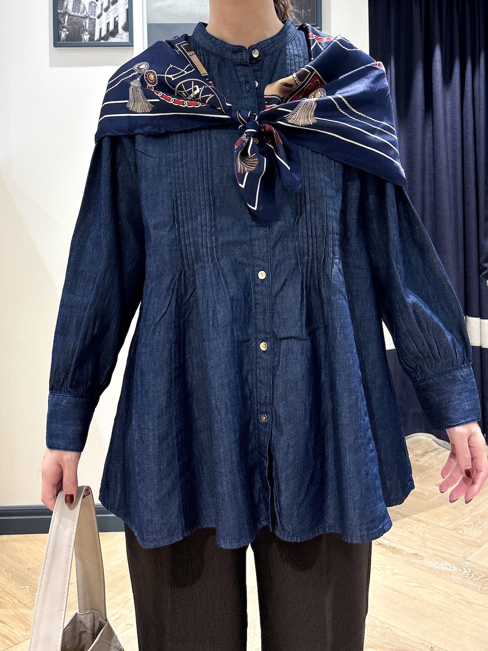 ブルー系のシャツ/ブラウス、ブラウン系のその他パンツ、ベージュ系のショルダーバッグを着用したレディースの秋コーディネートの4枚目の写真