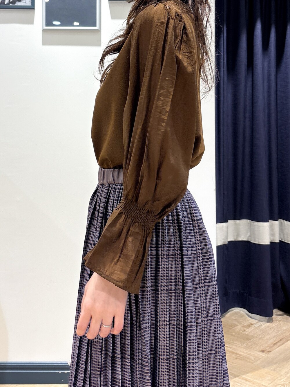 ブラウン系のTシャツ/カットソー、グレー系のスカート、ベージュ系のショルダーバッグを着用したレディースの秋コーディネートの5枚目の写真