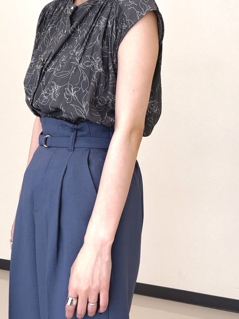 グレー系のシャツ/ブラウス、ブラック系のパンプス、ホワイト系のショルダーバッグを着用したレディースの夏コーディネートの2枚目の写真