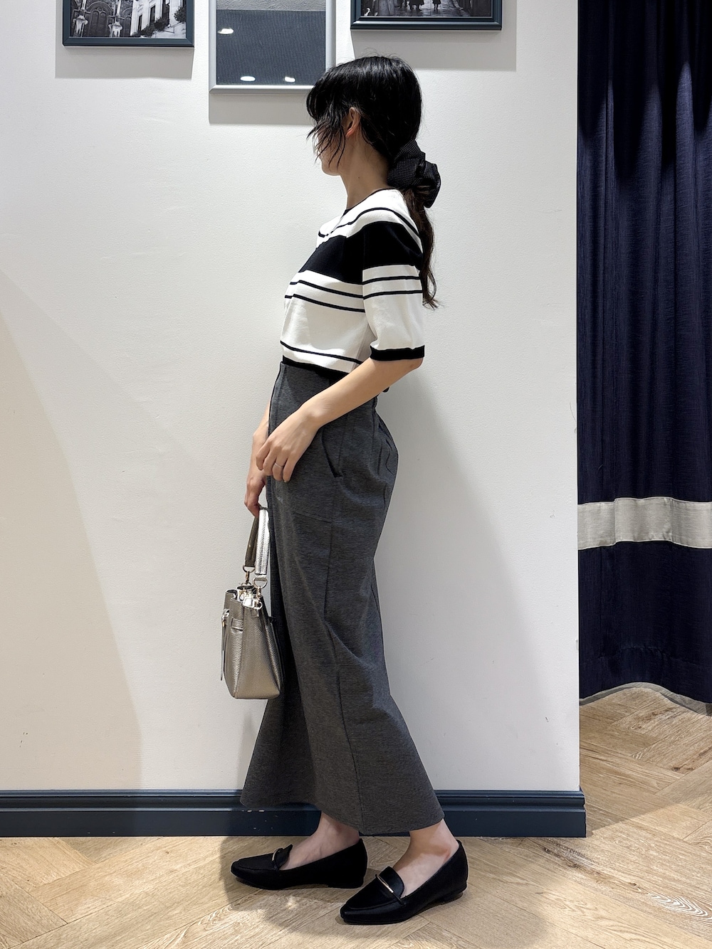 ホワイト系のニット/セーター、シルバー系のショルダーバッグを着用したレディースの夏コーディネートの2枚目の写真