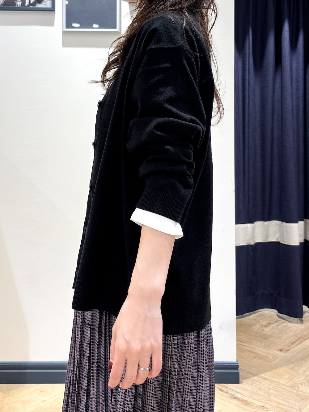 ブラック系のカーディガン/ボレロ、ホワイト系のTシャツ/カットソー、グレー系のスカートを着用したレディースの秋コーディネートの5枚目の写真