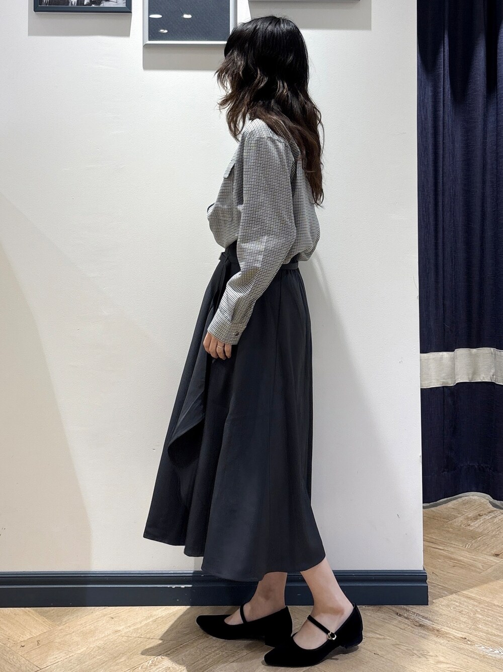 ブラック系のシャツ/ブラウス、レッド系のショルダーバッグ、シルバー系のネックレスを着用したレディースの秋コーディネートの2枚目の写真