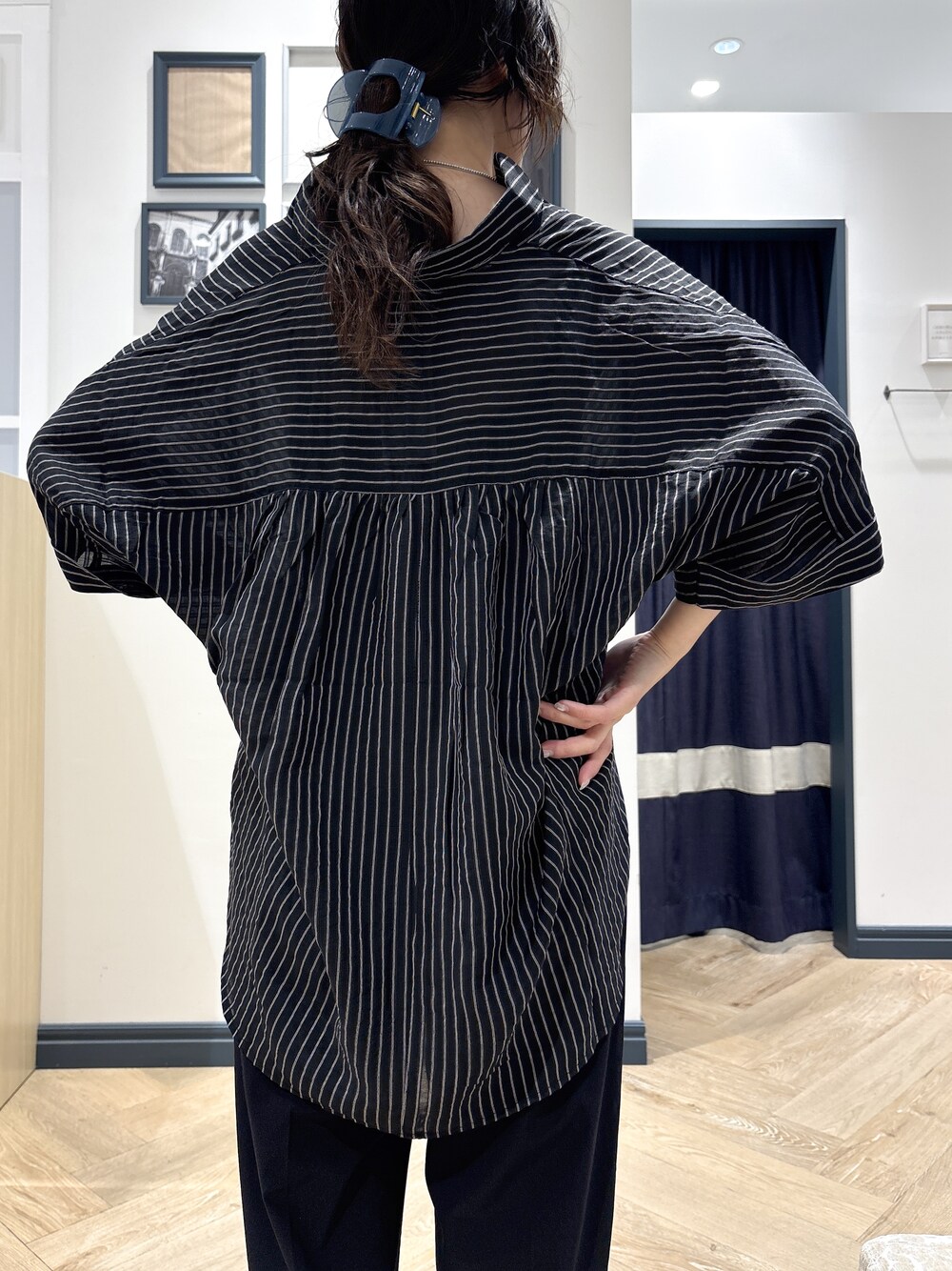 ブラック系のシャツ/ブラウス、ブラック系のその他パンツ、シルバー系のネックレスを着用したレディースの夏コーディネートの5枚目の写真