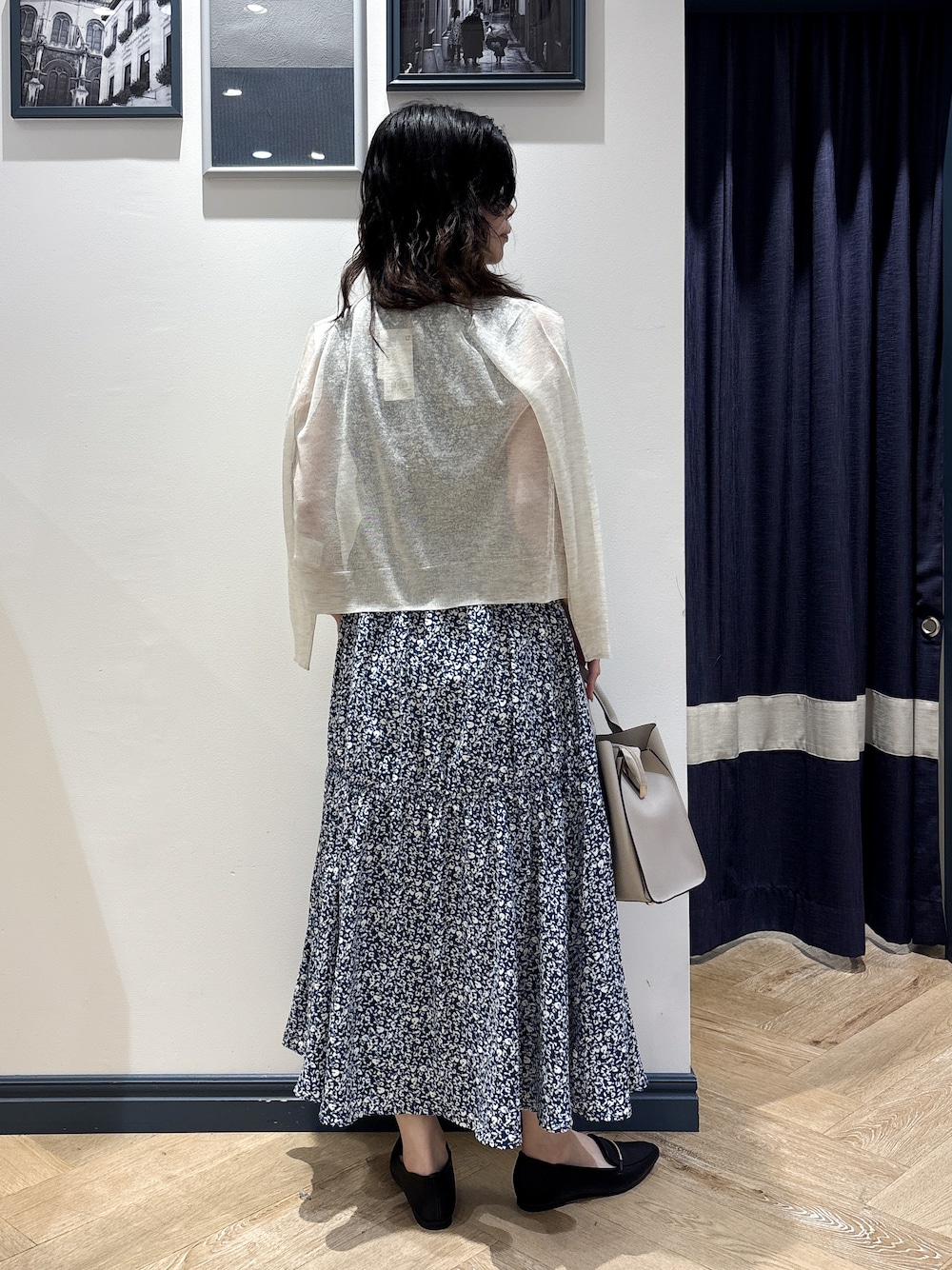 ホワイト系のカーディガン/ボレロ、グリーン系のワンピース、グレー系のトートバッグを着用したレディースの夏コーディネートの3枚目の写真