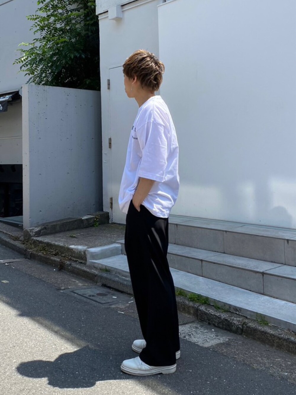 「SHAREEF、STUDIOUS、Tシャツ」｜「SHAREEFのSTUDIOUS別注 LOGO TEE（Tシャツ/カットソー、ホワイト系）」を使った、白鳥巧史さん（メンズ・170cm）の春コーディネートの2枚目の写真