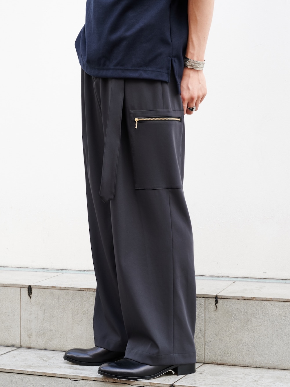 「CULLNI、きれいめカジュアル、綺麗め、STUDIOUS、グレー、ワントーン」｜「CULLNIのSTUDIOUS別注 CARGO PANTS（カーゴパンツ、グレー系）」を使った、白鳥巧史さん（メンズ・170cm）の夏コーディネートの5枚目の写真