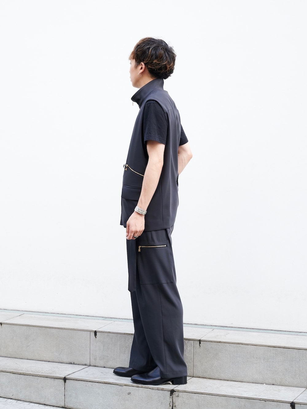「CULLNI、きれいめカジュアル、綺麗め、STUDIOUS、グレー、ワントーン」｜「CULLNIのSTUDIOUS別注 CARGO PANTS（カーゴパンツ、グレー系）」を使った、白鳥巧史さん（メンズ・170cm）の夏コーディネートの2枚目の写真