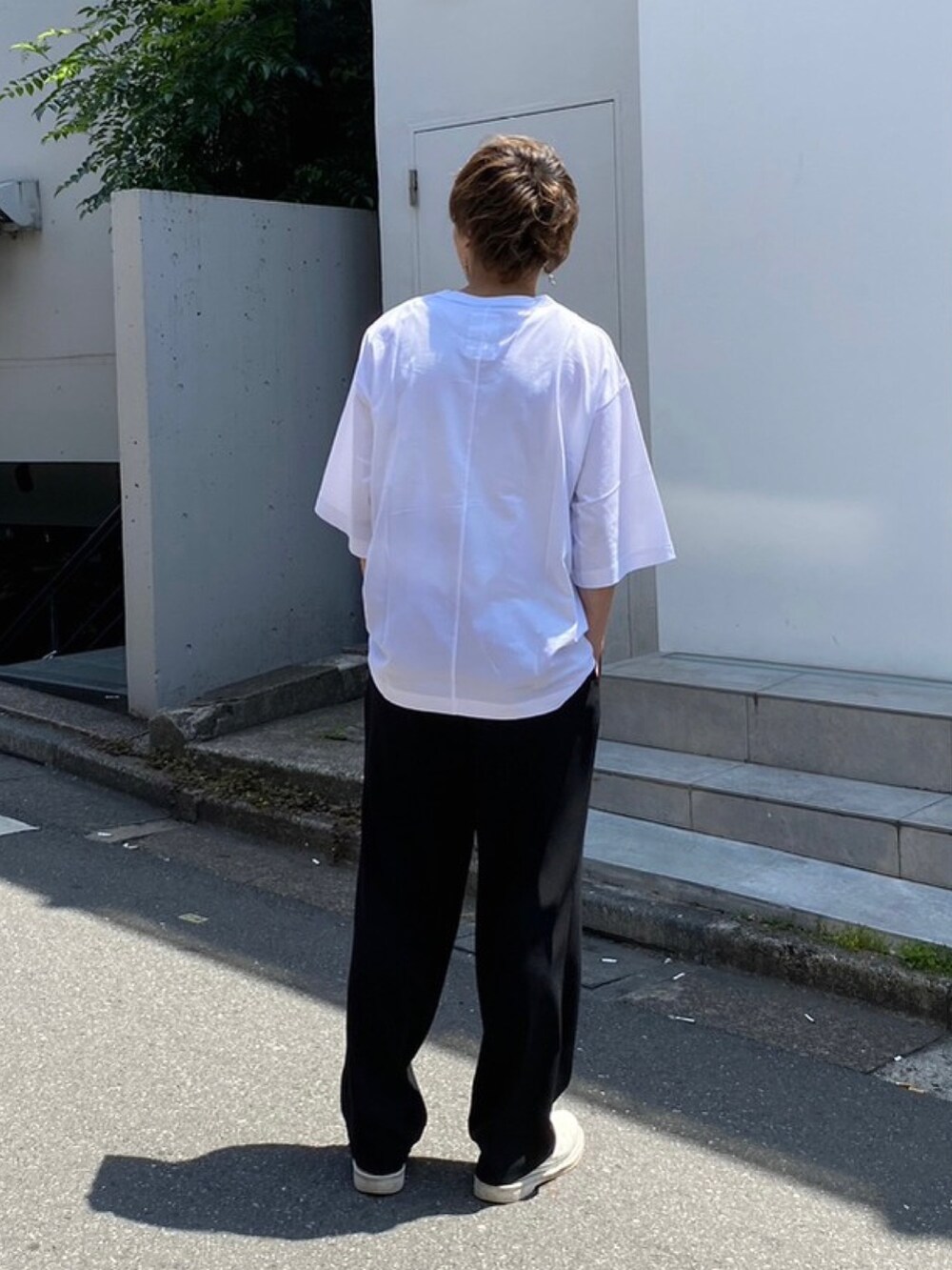 「ストリート、STUDIOUS、SHAREEF」｜「SHAREEFのSTUDIOUS別注 APPLE TEE（Tシャツ/カットソー、ホワイト系）」を使った、白鳥巧史さん（メンズ・170cm）の春コーディネートの3枚目の写真