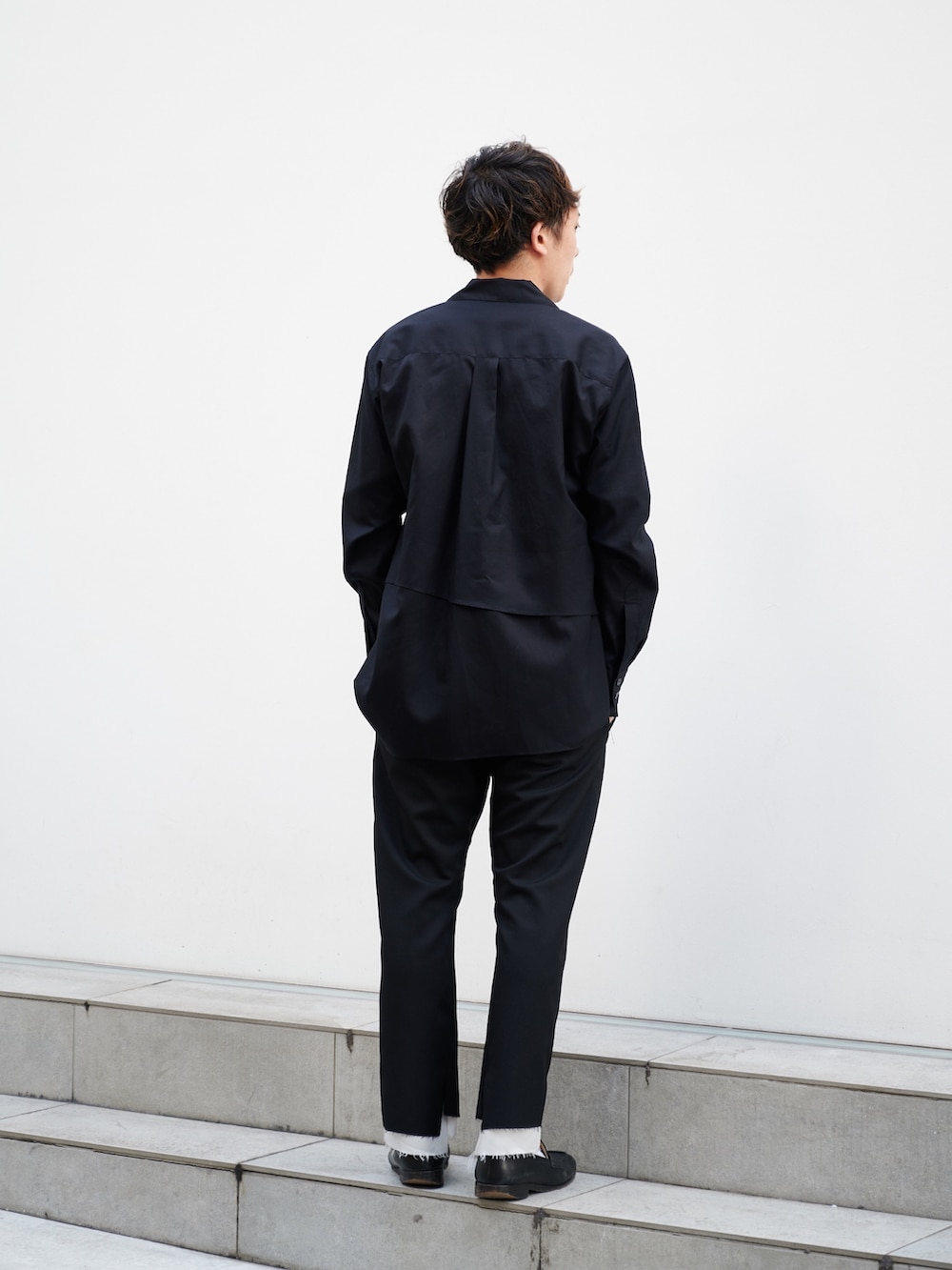 「sulvam、オールブラック、シャツスタイル、黒、スラックス」｜「sulvamの【sulvam/サルバム】BODY OVERLAP OPEN COLLAR SHIRT（シャツ/ブラウス、ブラック系）」を使った、白鳥巧史さん（メンズ・170cm）の夏コーディネートの3枚目の写真