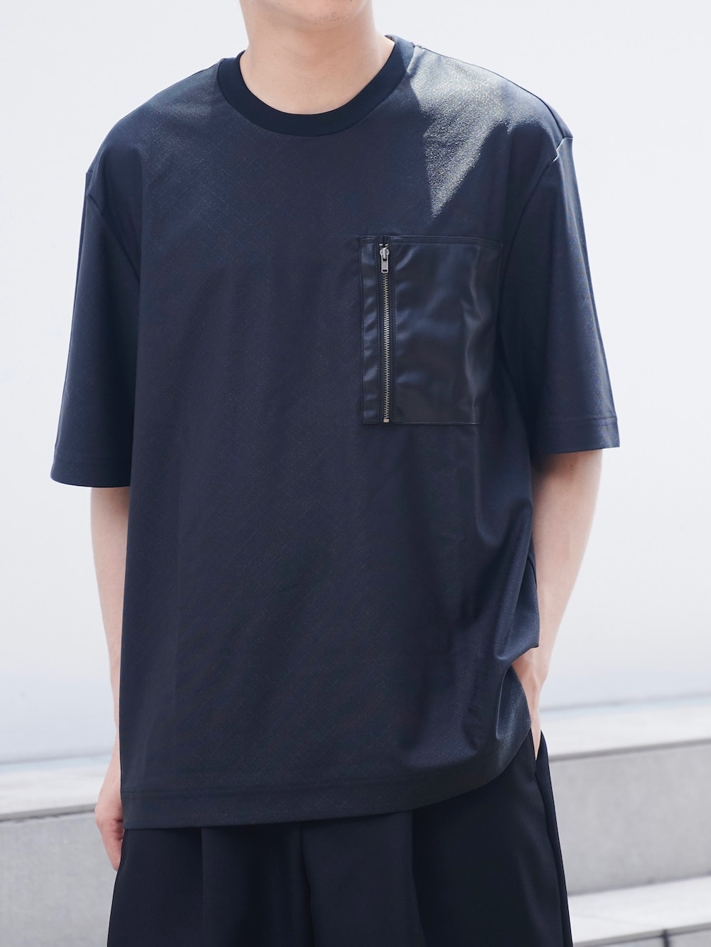 「STUDIOUS、ブーツ、Tシャツ、ショーツ、ハーフパンツ、モード、カジュアル、オールブラック」｜「STUDIOUSの【WEB限定】EASY CHINO SHORT PANTS（スラックス、ブラック系）」を使った、白鳥巧史さん（メンズ・170cm）の夏コーディネートの4枚目の写真