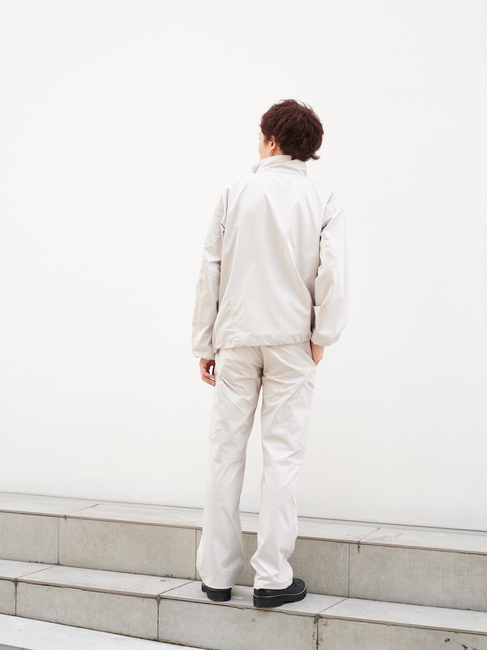 「jieda、OL、アウトライアーズ、テック、ブルゾン」｜「Jiedaの【OUTLIERS】TECH ZIP JACKET（ブルゾン、グレー系）」を使った、白鳥巧史さん（メンズ・170cm）の秋コーディネートの3枚目の写真