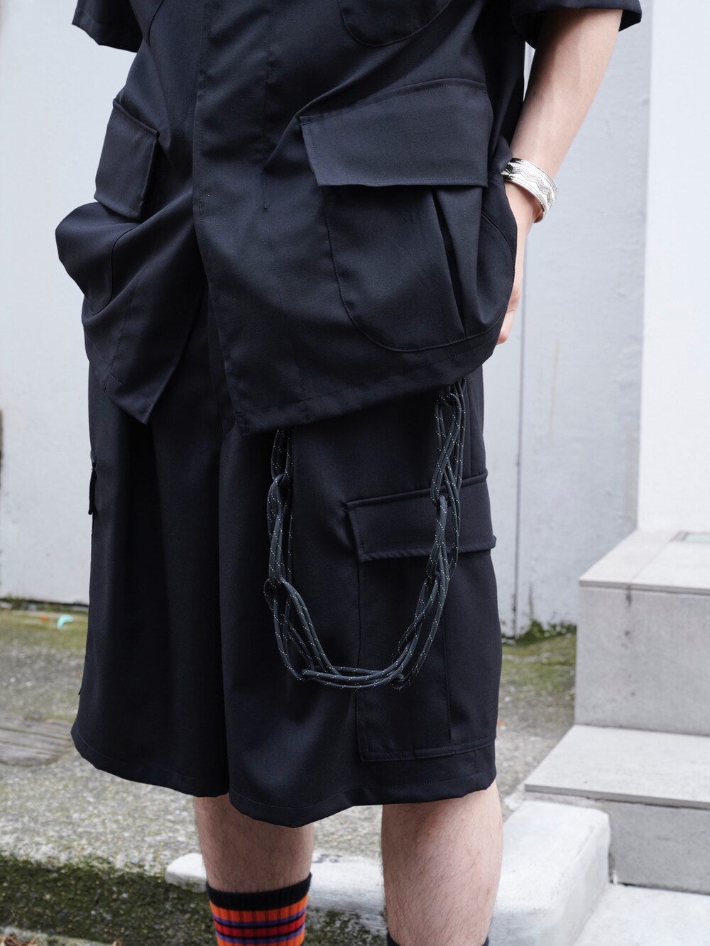 「ファティーグジャケット、ミリタリー、オールブラック、ジャケット、marka、STUDIOUS」｜「markaのSTUDIOUS別注 S/S FATIGUE  JKT（シャツ/ブラウス、ブラック系）」を使った、白鳥巧史さん（メンズ・170cm）の夏コーディネートの6枚目の写真