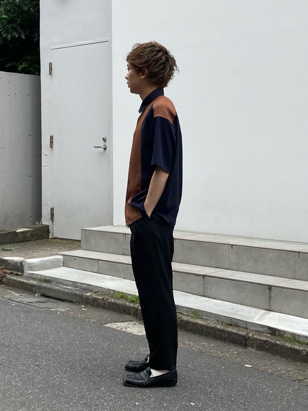 「半袖シャツ、シャツスタイル、きれいめカジュアル、デート、STUDIOUS」｜「STUDIOUSのカラーブロックドビークロスS/Sシャツ（シャツ/ブラウス、ブルー系）」を使った、白鳥巧史さん（メンズ・170cm）の春コーディネートの2枚目の写真