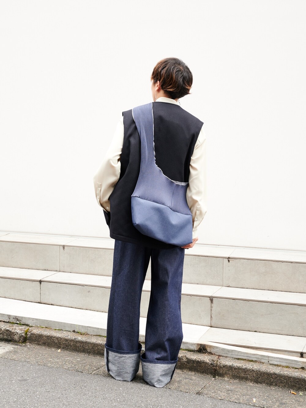 「デニム、ベスト、STUDIOUS、きれいめカジュアル、シャツスタイル」｜「STUDIOUSのTRIPLE TWIST レギュラーカラーシャツ（シャツ/ブラウス、ホワイト系）」を使った、白鳥巧史さん（メンズ・170cm）の夏コーディネートの3枚目の写真