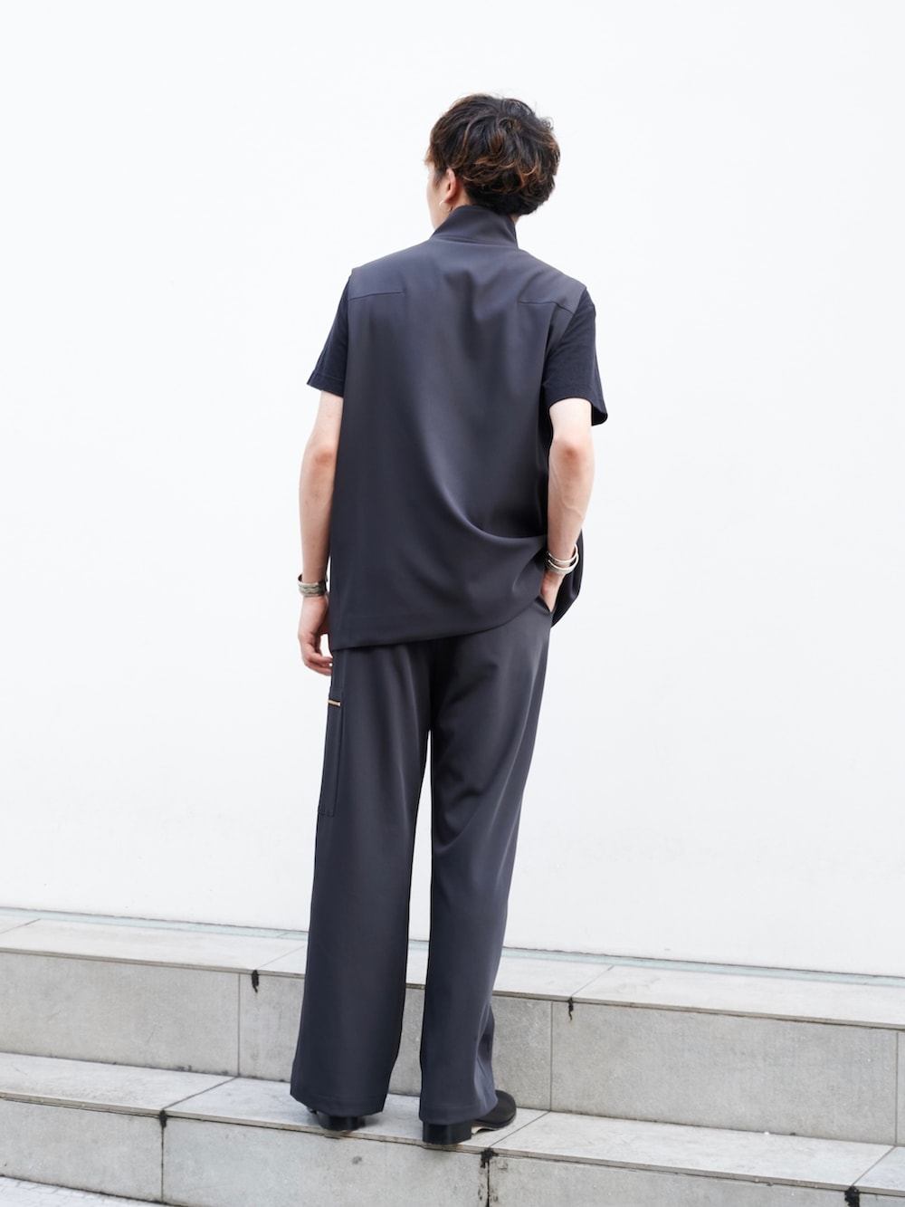 「CULLNI、きれいめカジュアル、綺麗め、STUDIOUS、グレー、ワントーン」｜「CULLNIのSTUDIOUS別注 CARGO PANTS（カーゴパンツ、グレー系）」を使った、白鳥巧史さん（メンズ・170cm）の夏コーディネートの3枚目の写真