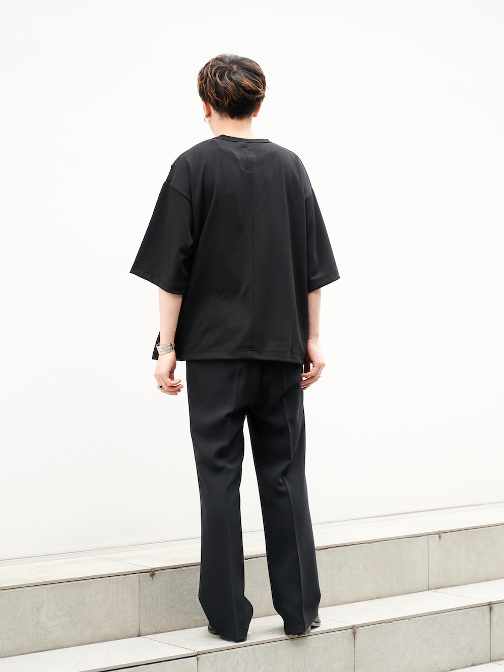 「SHAREEF、STUDIOUS、カジュアルコーデ、切り替え、Tシャツ」｜「SHAREEFのSTUDIOUS別注 切り替え TEE（Tシャツ/カットソー、ブラック系）」を使った、白鳥巧史さん（メンズ・170cm）の夏コーディネートの3枚目の写真