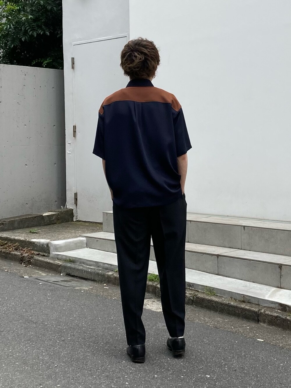 「半袖シャツ、シャツスタイル、きれいめカジュアル、デート、STUDIOUS」｜「STUDIOUSのカラーブロックドビークロスS/Sシャツ（シャツ/ブラウス、ブルー系）」を使った、白鳥巧史さん（メンズ・170cm）の春コーディネートの3枚目の写真