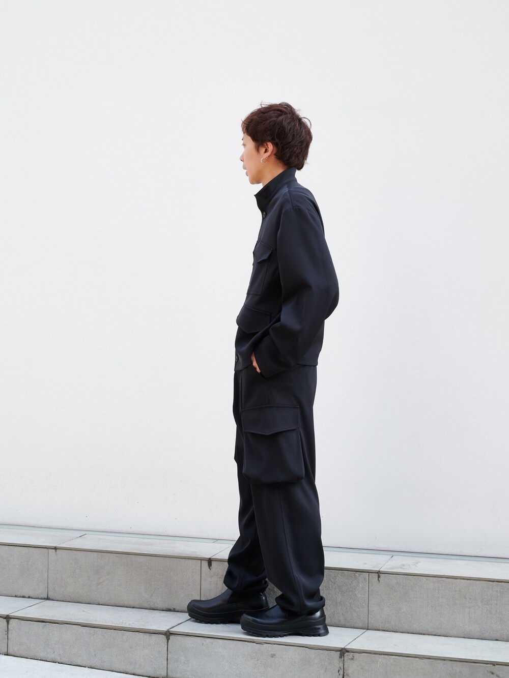 「UJOH、オールブラック、ミリタリー、シック、カーゴパンツ、ブーツ、STUDIOUS」｜「UJOHのSTUDIOUS別注 Stand Collar 4 Pockets Blouson（ブルゾン、ブラック系）」を使った、白鳥巧史さん（メンズ・170cm）の秋コーディネートの2枚目の写真
