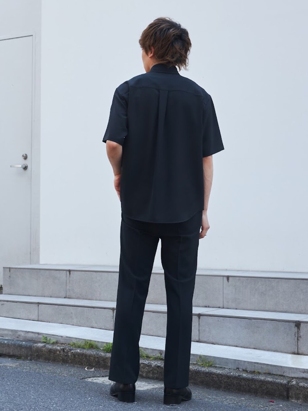 「STUDIOUS、セットアップスタイル、シャツスタイル、きれいめカジュアル」｜「STUDIOUSのFEEL AIRリラックスシャツ（シャツ/ブラウス、ブラック系）」を使った、白鳥巧史さん（メンズ・170cm）の夏コーディネートの3枚目の写真
