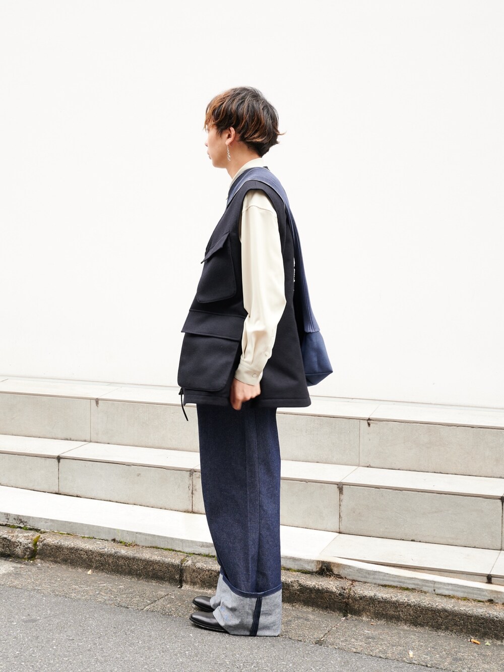 「デニム、ベスト、STUDIOUS、きれいめカジュアル、シャツスタイル」｜「STUDIOUSのTRIPLE TWIST レギュラーカラーシャツ（シャツ/ブラウス、ホワイト系）」を使った、白鳥巧史さん（メンズ・170cm）の夏コーディネートの2枚目の写真