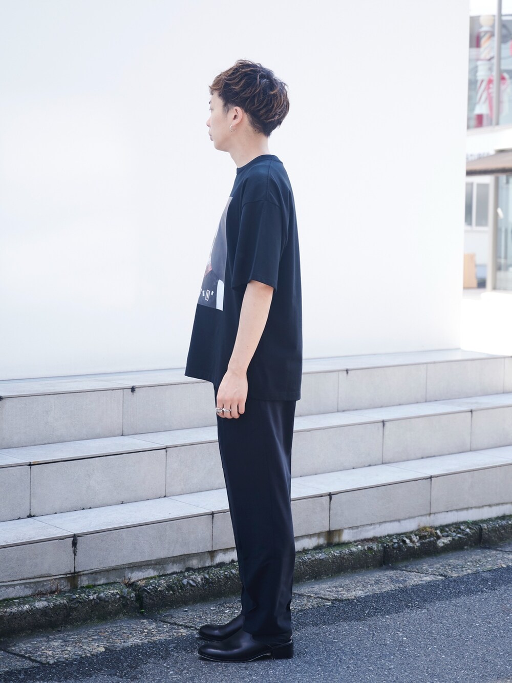 「プリントT、グラフィックＴ、Tシャツ、ブラック、STUDIOUS、カジュアル」｜「STUDIOUSのORANGE POOPLEグラフィックTEE（Tシャツ/カットソー、ブラック系）」を使った、白鳥巧史さん（メンズ・170cm）の夏コーディネートの2枚目の写真