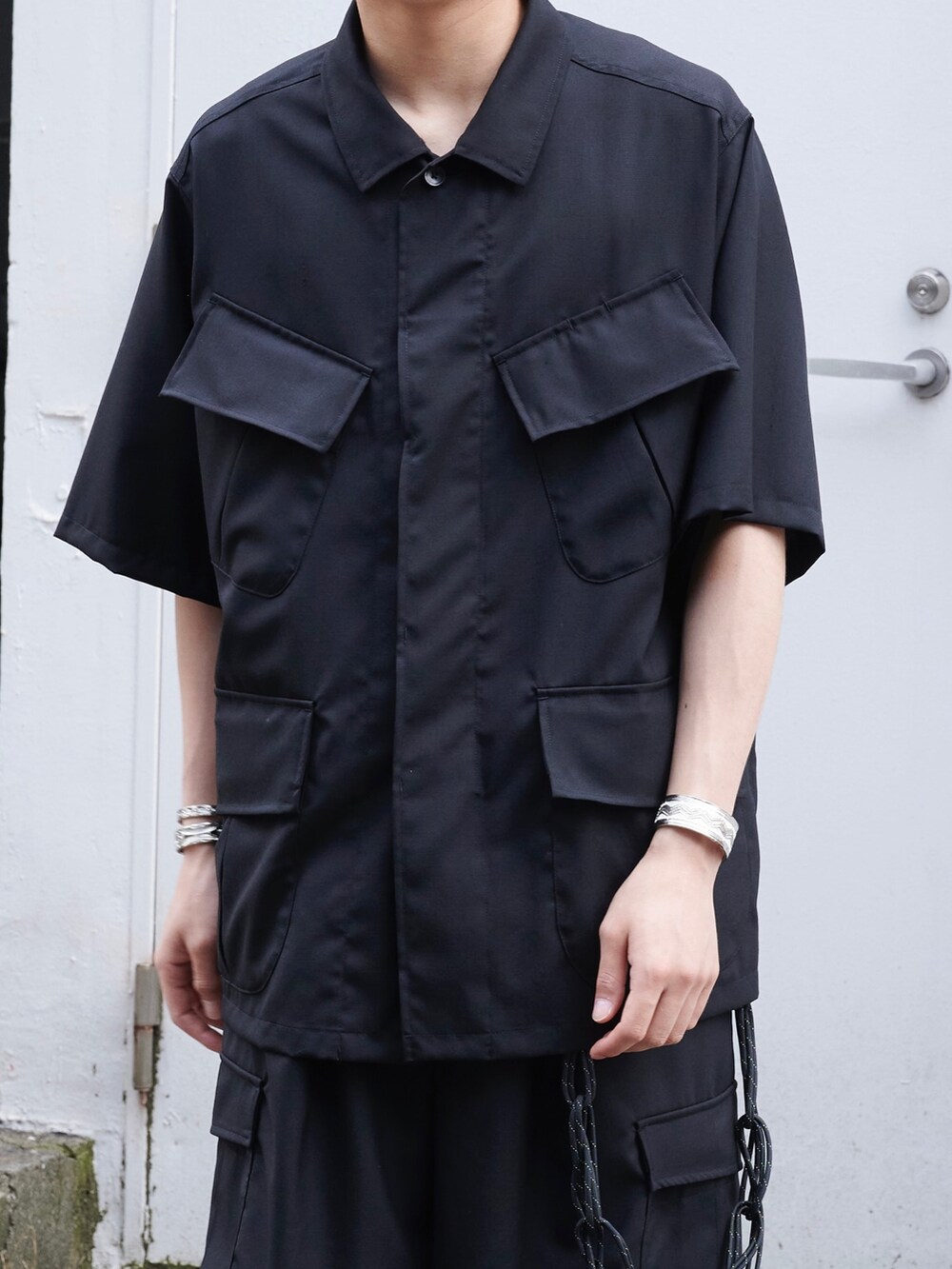 「ファティーグジャケット、ミリタリー、オールブラック、ジャケット、marka、STUDIOUS」｜「markaのSTUDIOUS別注 S/S FATIGUE  JKT（シャツ/ブラウス、ブラック系）」を使った、白鳥巧史さん（メンズ・170cm）の夏コーディネートの4枚目の写真
