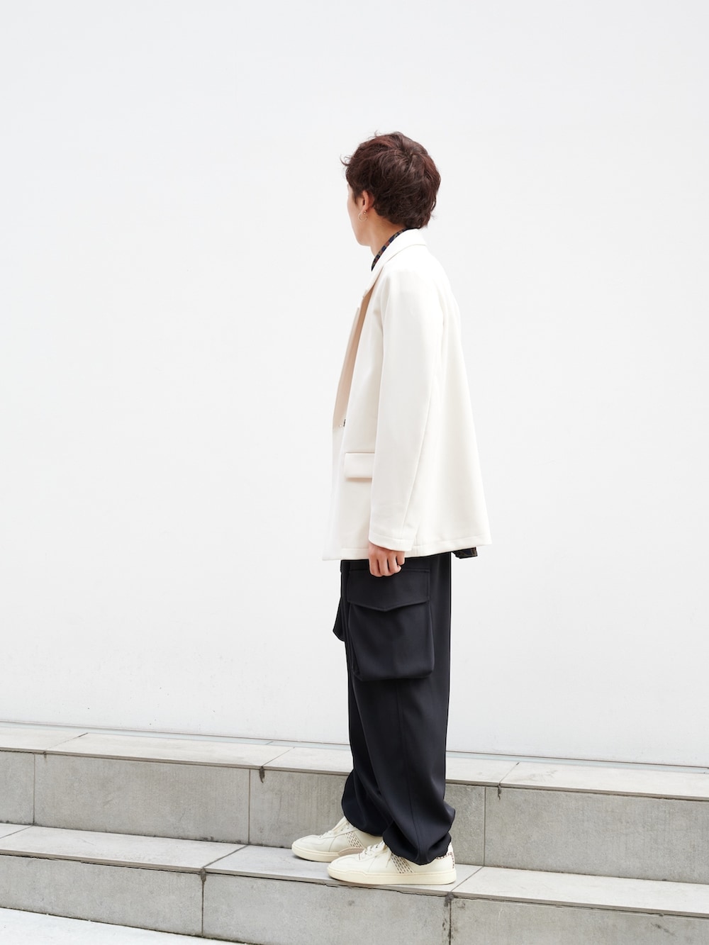 「カーゴパンツ、ジャケットスタイル、白、クラシカル」｜「STUDIOUSのAncientパターンシャツ（シャツ/ブラウス、グリーン系）」を使った、白鳥巧史さん（メンズ・170cm）の秋コーディネートの2枚目の写真
