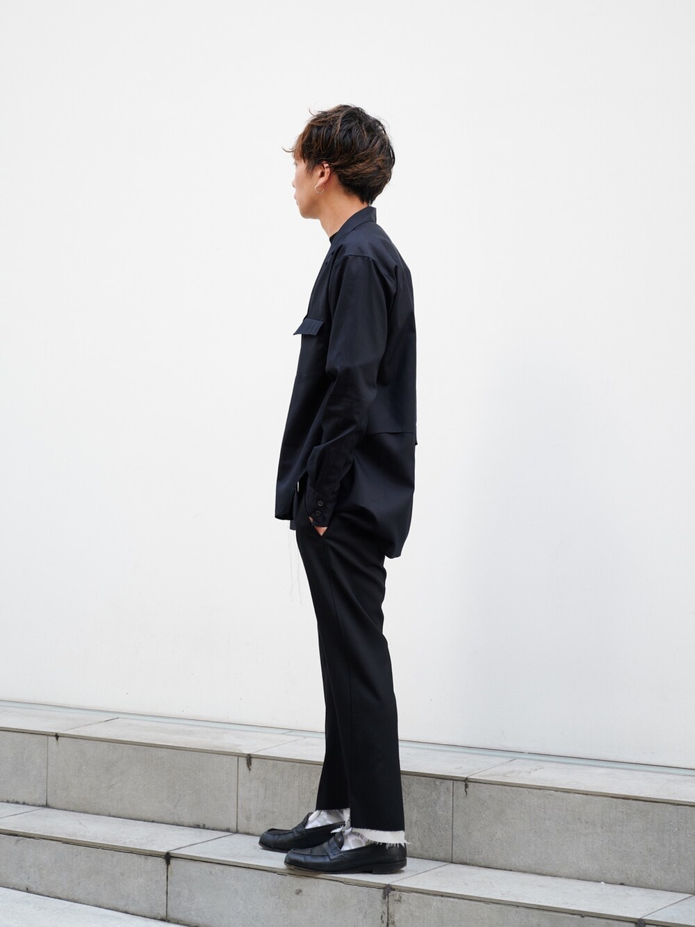 「sulvam、オールブラック、シャツスタイル、黒、スラックス」｜「sulvamの【sulvam/サルバム】BODY OVERLAP OPEN COLLAR SHIRT（シャツ/ブラウス、ブラック系）」を使った、白鳥巧史さん（メンズ・170cm）の夏コーディネートの2枚目の写真