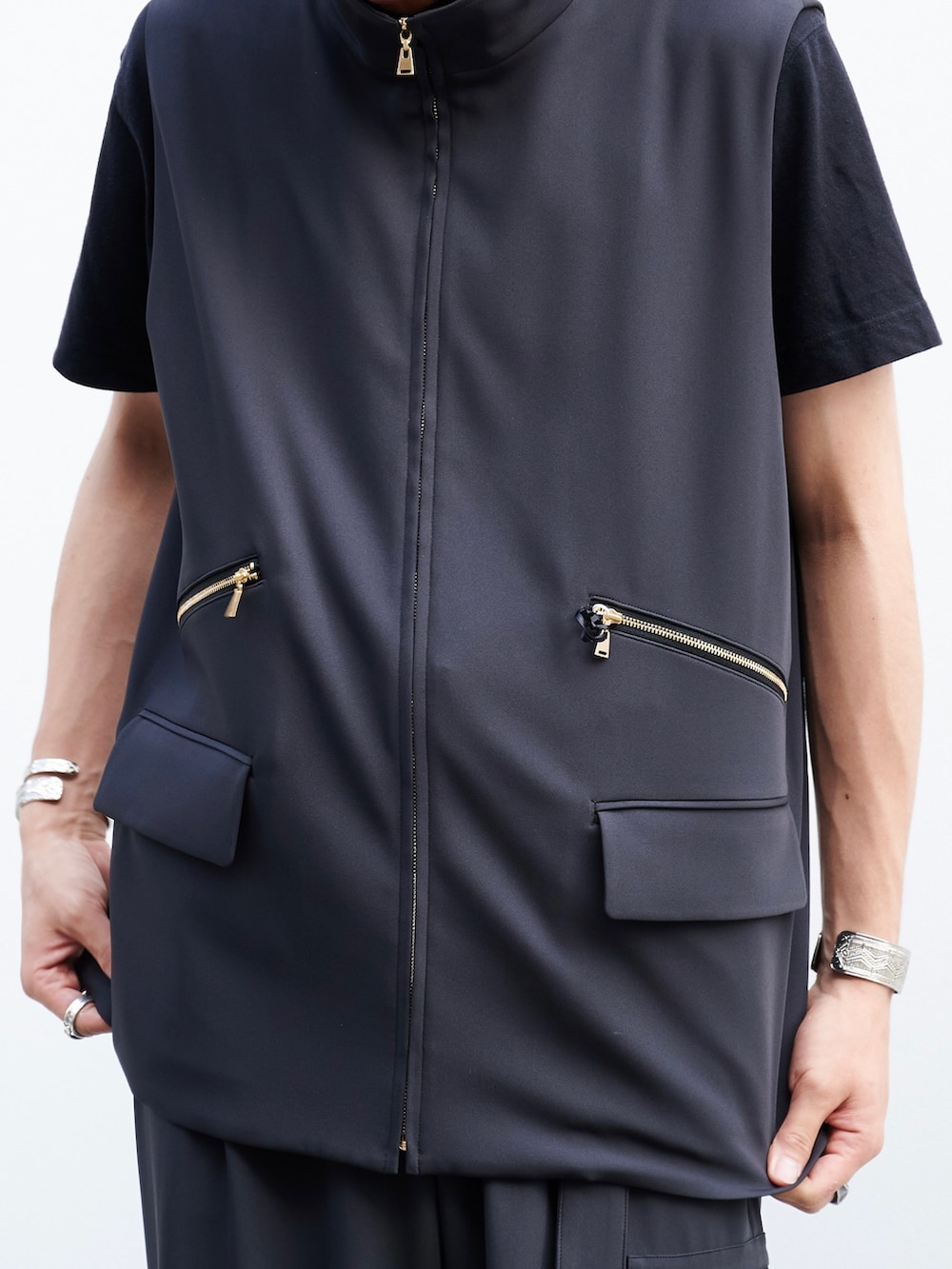 「CULLNI、きれいめカジュアル、綺麗め、STUDIOUS、グレー、ワントーン」｜「CULLNIのSTUDIOUS別注 CARGO PANTS（カーゴパンツ、グレー系）」を使った、白鳥巧史さん（メンズ・170cm）の夏コーディネートの4枚目の写真