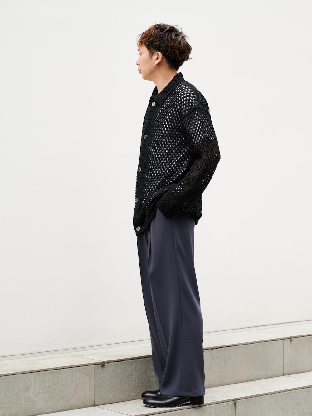 「メッシュ、メッシュシャツ、黒、カジュアルコーデ、STUDIOUS」｜「LiNoHのCROCHET MESH KNIT CARDIGAN/クロシェメッシュポロニットカーディガン（カーディガン/ボレロ、ブラック系）」を使った、白鳥巧史さん（メンズ・170cm）の夏コーディネートの2枚目の写真