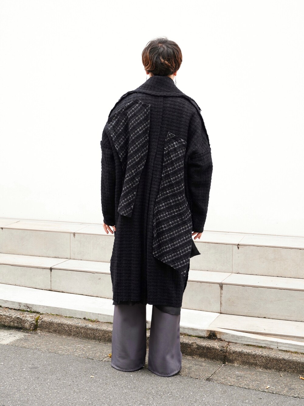 「sulvam、ワイドスラックス、スラックス、コート、秋冬コーデ」｜「sulvamの【sulvam/サルバム】HOUNDSTOOTH OVER COAT（ステンカラーコート、ブラック系）」を使った、白鳥巧史さん（メンズ・170cm）の夏コーディネートの3枚目の写真