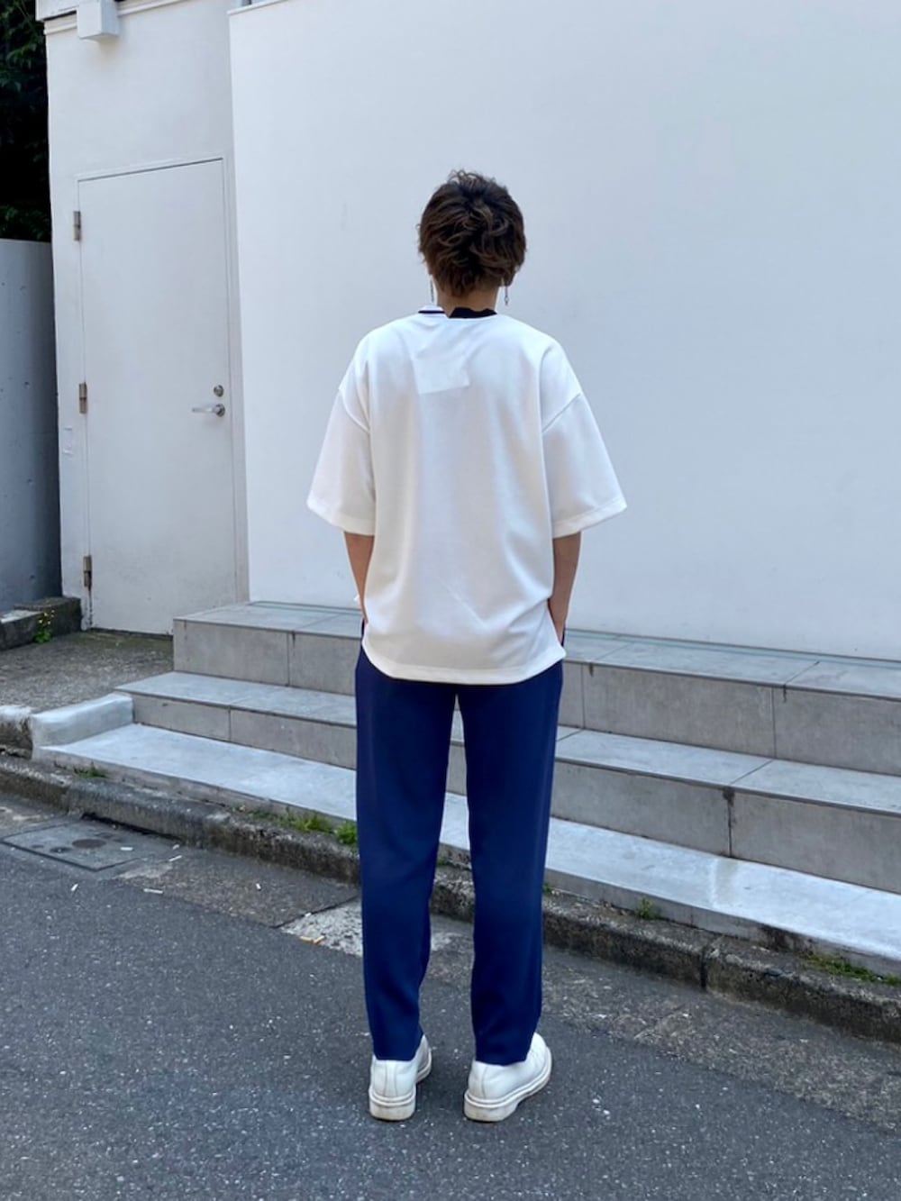 「CULLNI、キレイめ、STUDIOUS、スラックス」｜「CULLNIのSTUDIOUS別注 ZIP TEE（Tシャツ/カットソー、ホワイト系）」を使った、白鳥巧史さん（メンズ・170cm）の夏コーディネートの3枚目の写真