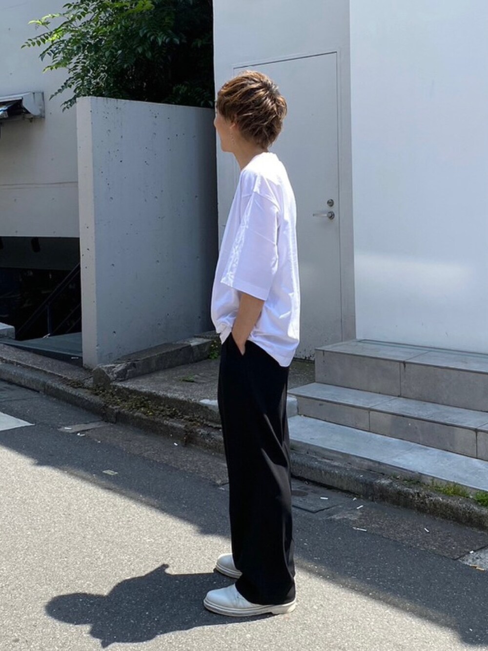 「ストリート、STUDIOUS、SHAREEF」｜「SHAREEFのSTUDIOUS別注 APPLE TEE（Tシャツ/カットソー、ホワイト系）」を使った、白鳥巧史さん（メンズ・170cm）の春コーディネートの2枚目の写真