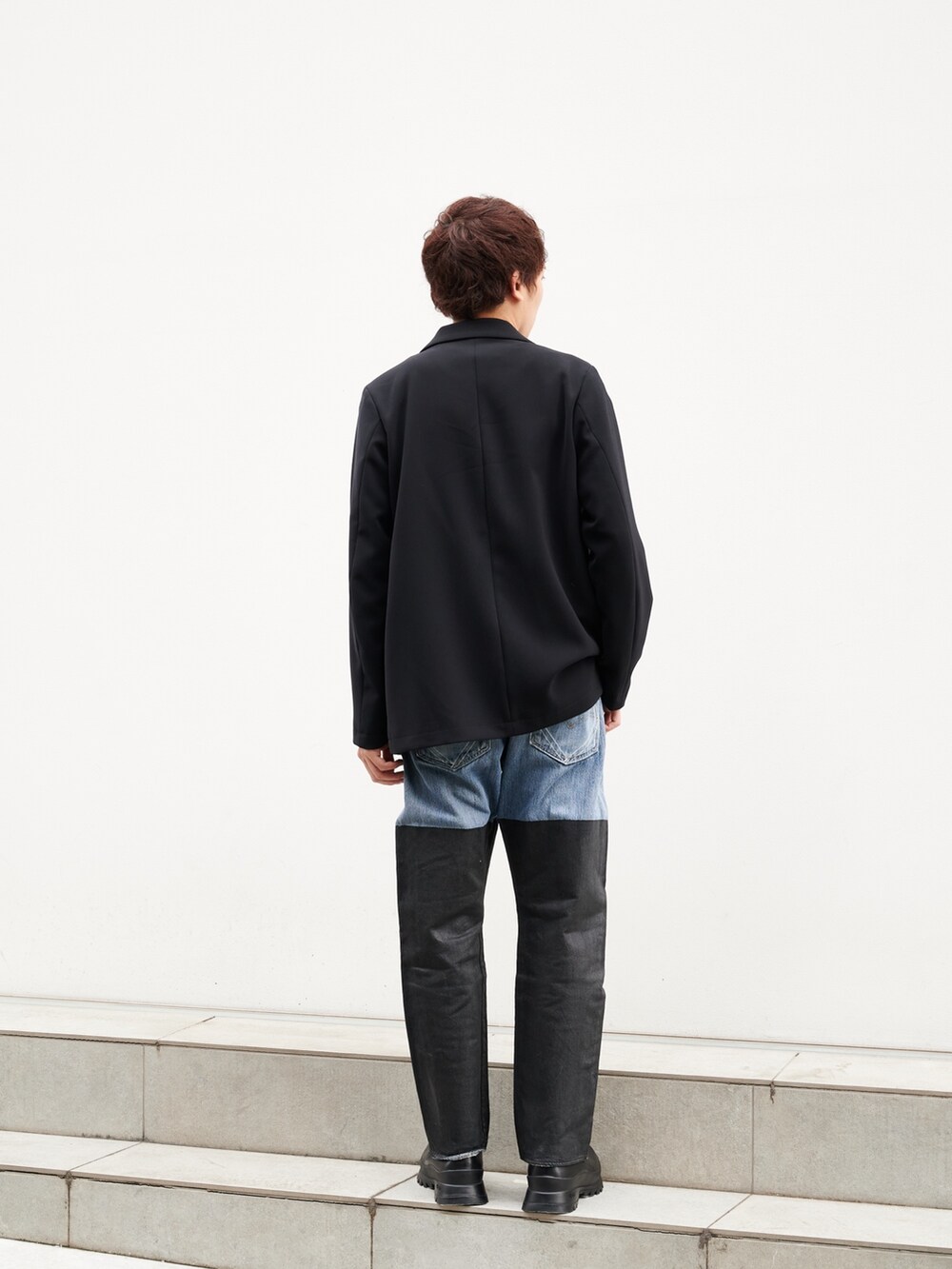 「ジャケット、デニム、ブーツ、ジャケットスタイル」｜「STUDIOUSのDouble Core セミダブルジャケット（テーラードジャケット、ブラック系）」を使った、白鳥巧史さん（メンズ・170cm）の秋コーディネートの3枚目の写真