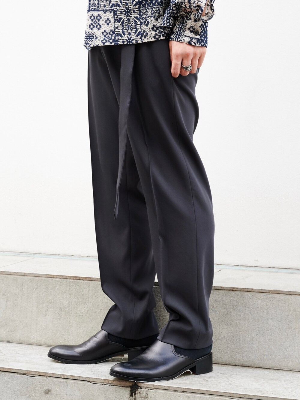 「STUDIOUS、柄シャツ、綺麗めカジュアル、パッチワーク、シャツスタイル」｜「STUDIOUSのパッチワークレースL/Sシャツ（シャツ/ブラウス、ブルー系）」を使った、白鳥巧史さん（メンズ・170cm）の夏コーディネートの5枚目の写真