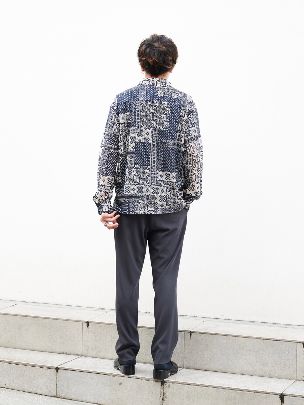 「STUDIOUS、柄シャツ、綺麗めカジュアル、パッチワーク、シャツスタイル」｜「STUDIOUSのパッチワークレースL/Sシャツ（シャツ/ブラウス、ブルー系）」を使った、白鳥巧史さん（メンズ・170cm）の夏コーディネートの3枚目の写真