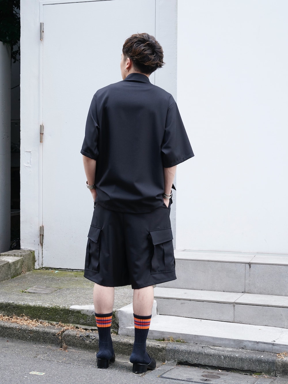 「ファティーグジャケット、ミリタリー、オールブラック、ジャケット、marka、STUDIOUS」｜「markaのSTUDIOUS別注 S/S FATIGUE  JKT（シャツ/ブラウス、ブラック系）」を使った、白鳥巧史さん（メンズ・170cm）の夏コーディネートの3枚目の写真