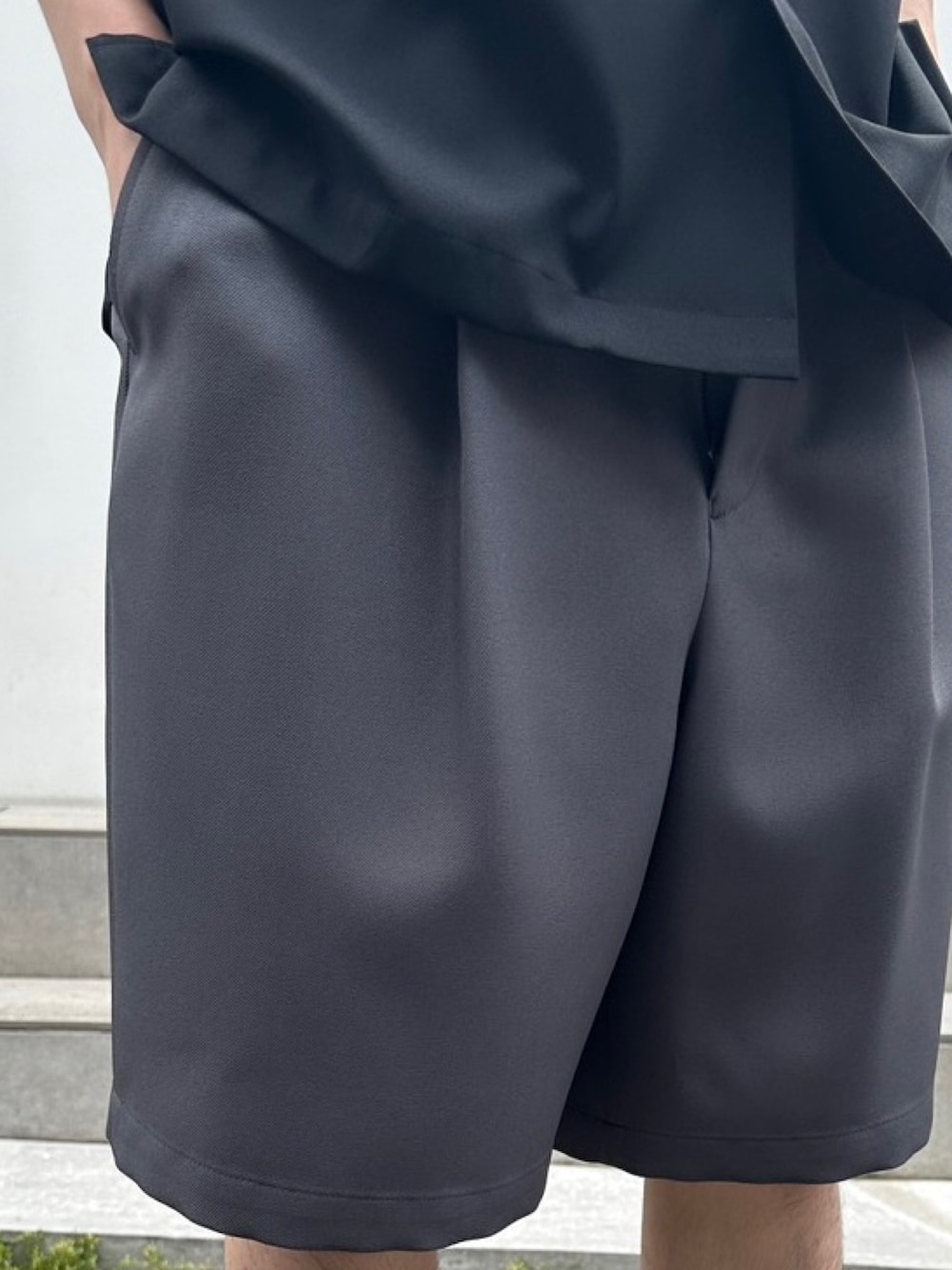 「シャツ、オープンカラーシャツ、モノトーン、きれいめカジュアル、STUDIOUS」｜「STUDIOUSの【WEB限定】EASY CHINO SHORT PANTS（スラックス、グレー系）」を使った、白鳥巧史さん（メンズ・170cm）の夏コーディネートの5枚目の写真
