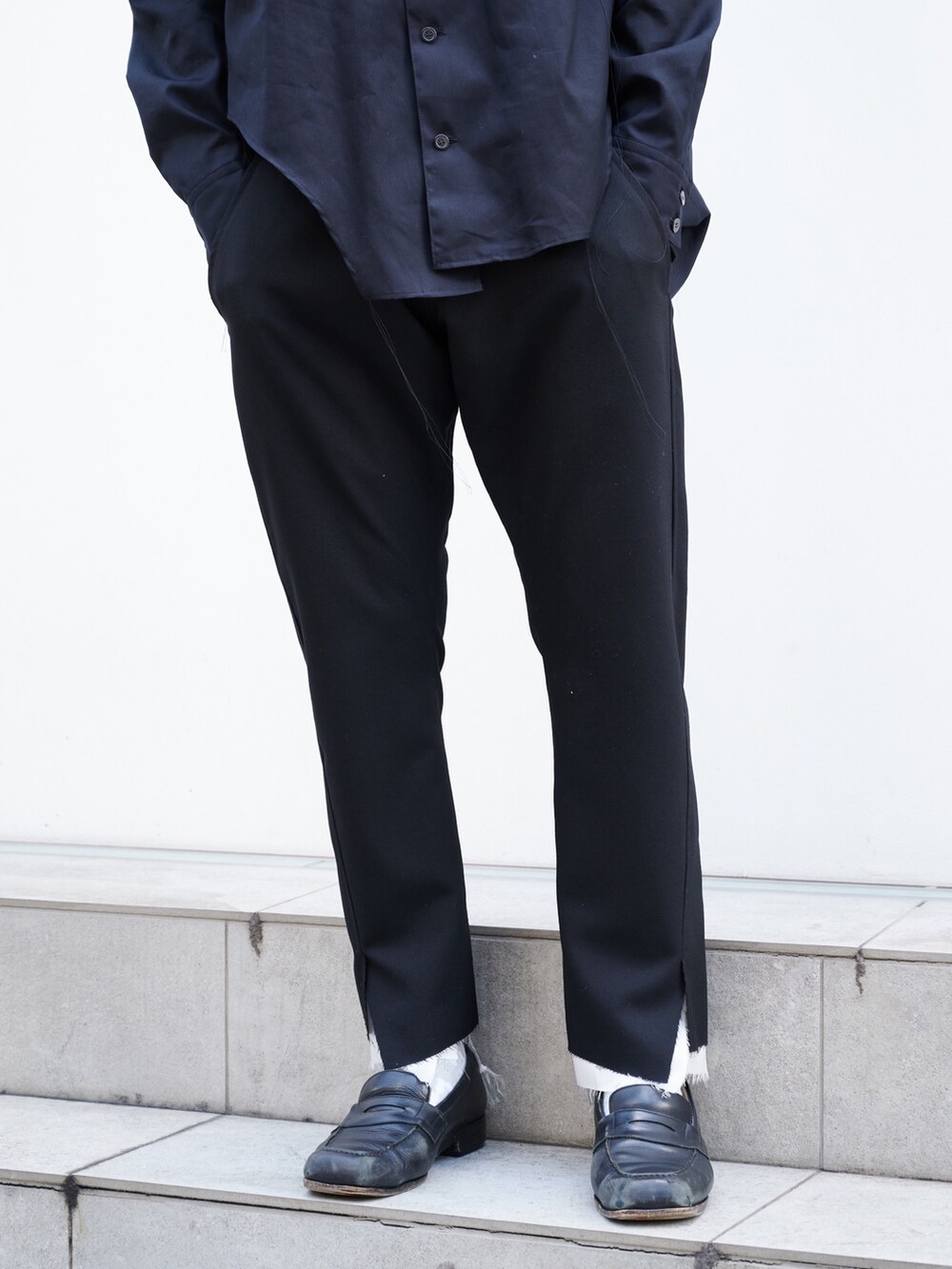 「sulvam、オールブラック、シャツスタイル、黒、スラックス」｜「sulvamの【sulvam/サルバム】BODY OVERLAP OPEN COLLAR SHIRT（シャツ/ブラウス、ブラック系）」を使った、白鳥巧史さん（メンズ・170cm）の夏コーディネートの5枚目の写真